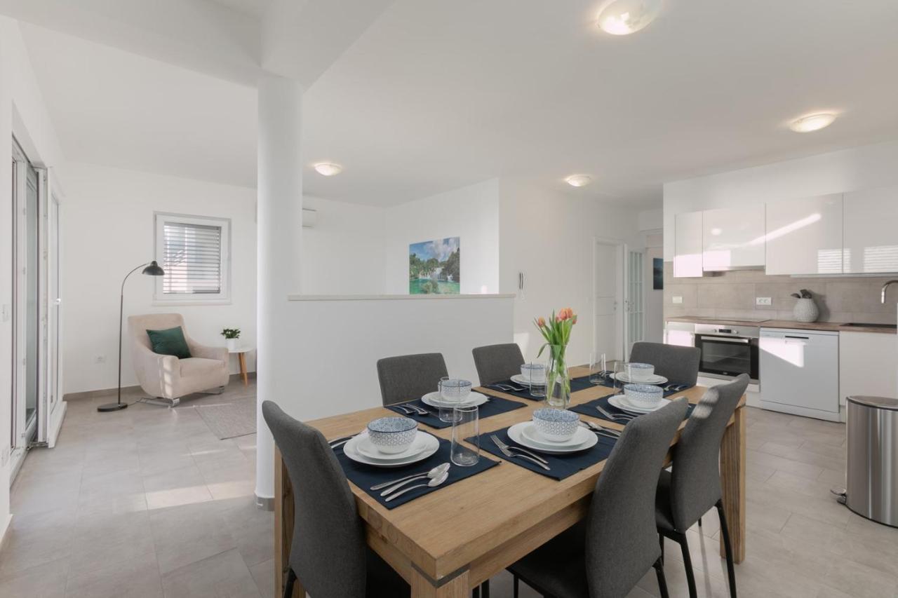 Apartment The View & Art Gallery Apartment, Free Parking Makarska